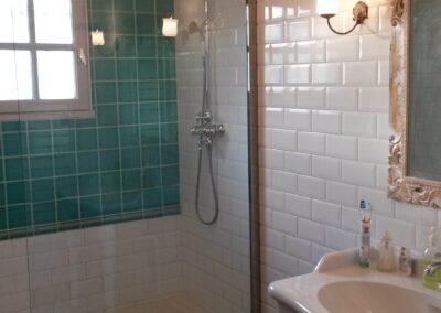 Rénovation salle de bain en beton ciré sur-mesure