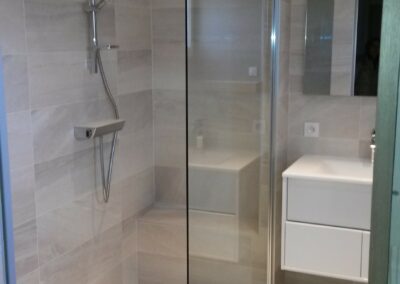 Transformation de salle de bain avec douche à l’italienne